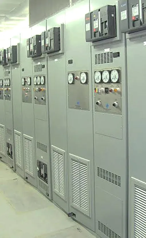 Sala de switchgear y distribución eléctrica