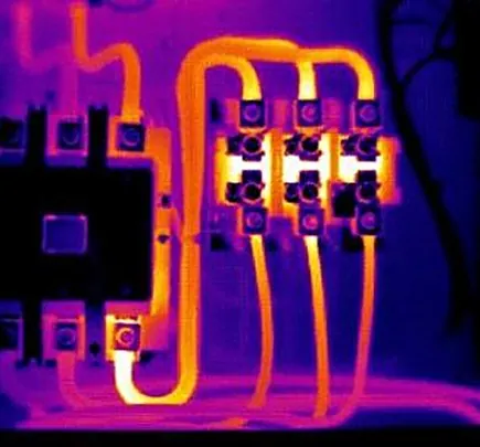 Imagen termográfica de conexiones eléctricas